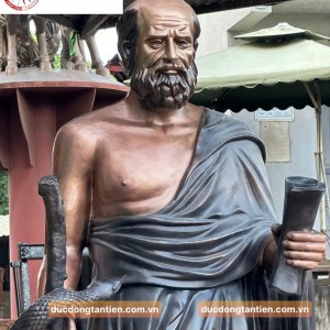 Tượng Đài Thần Y Hippocrates Bằng Đồng được lắp đặt tại Bệnh viện Đại học Phenikaa