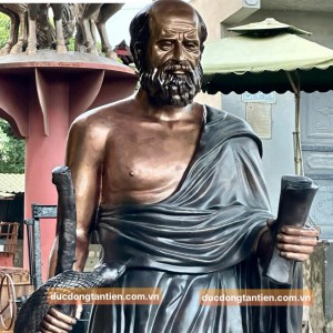 Tượng Đài Thần Y Hippocrates Bằng Đồng được lắp đặt tại Bệnh viện Đại học Phenikaa