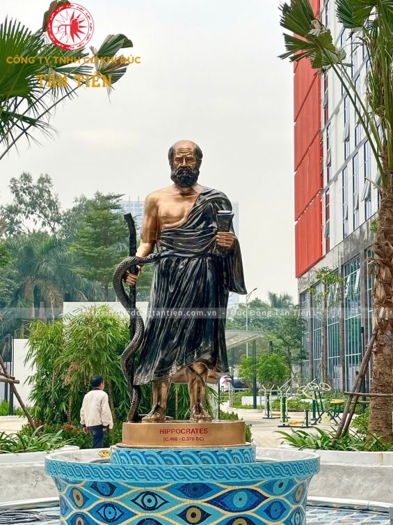 Tượng Đài Thần Y Hippocrates tại Bệnh viện Đại học Phenikaa