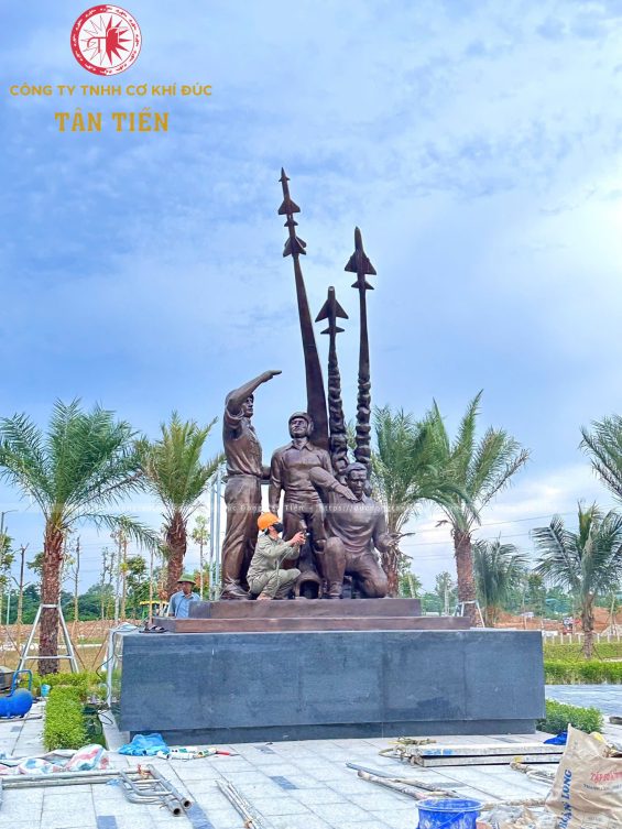 Cụm Tượng Đài Chuyên Gia Quân Sự Liên Xô tại Bảo Tàng Lịch Sử Quân Sự Việt Nam