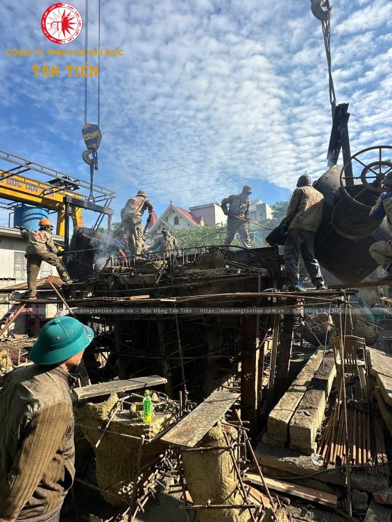 Tượng Đài Tình Hữu Nghị Việt Nam – Lào tại Bảo tàng Lịch sử Quân sự Việt Nam