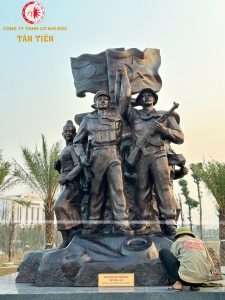 Tượng Đài Tình Hữu Nghị Việt Nam – Lào tại Bảo tàng Lịch sử Quân sự Việt Nam