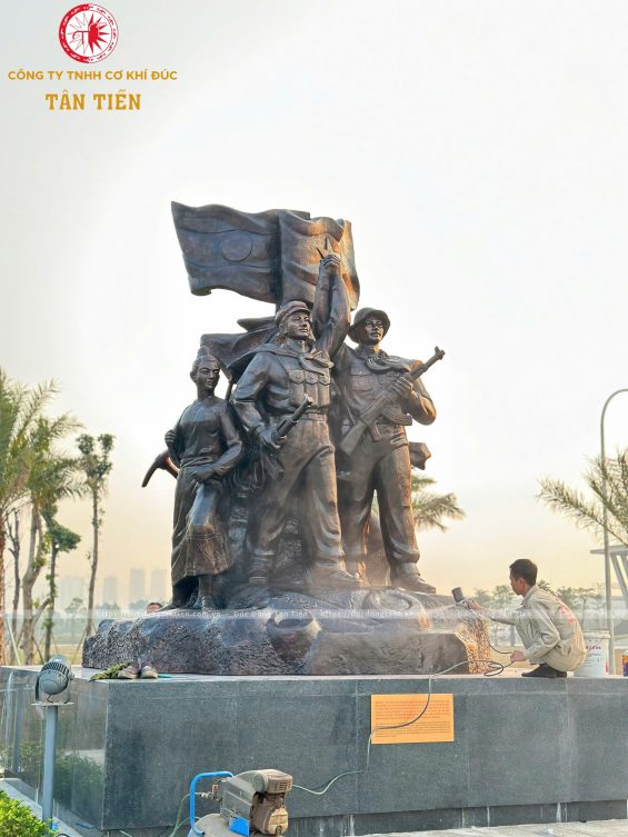 Tượng Đài Tình Hữu Nghị Việt Nam – Lào tại Bảo tàng Lịch sử Quân sự Việt Nam