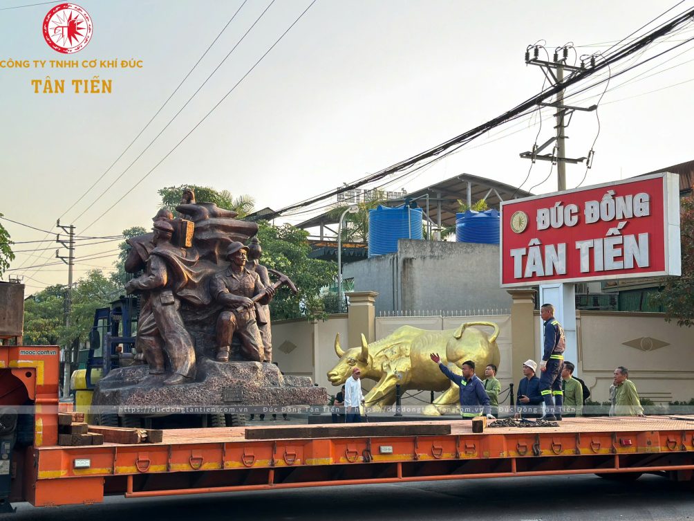 Tượng Đài Tình Hữu Nghị Việt Nam – Lào tại Bảo tàng Lịch sử Quân sự Việt Nam