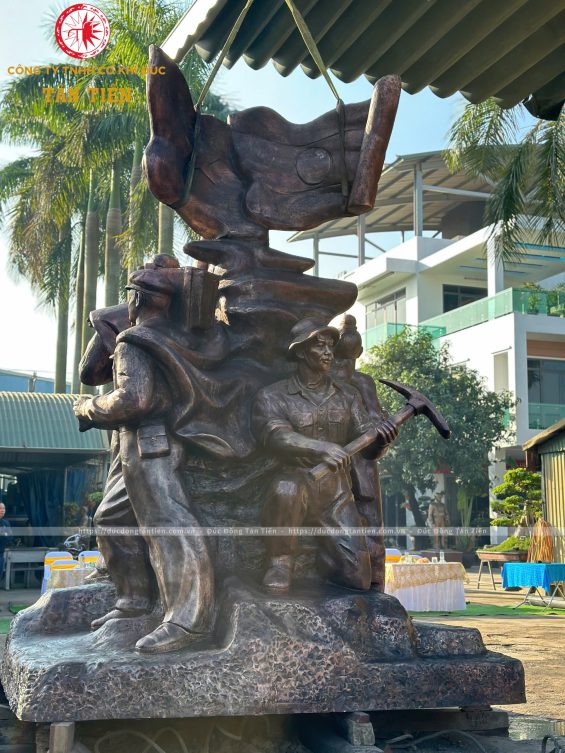 Tượng Đài Tình Hữu Nghị Việt Nam – Lào tại Bảo tàng Lịch sử Quân sự Việt Nam