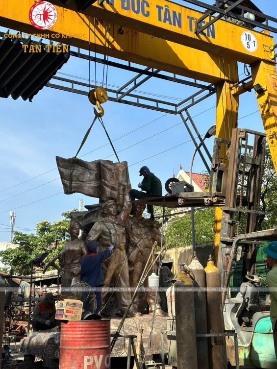 Tượng Đài Tình Hữu Nghị Việt Nam – Lào tại Bảo tàng Lịch sử Quân sự Việt Nam