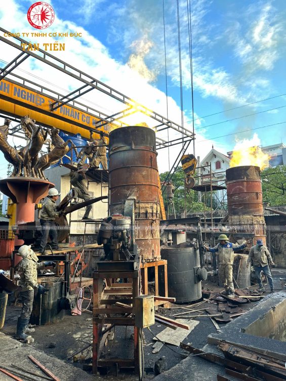 Tượng Đài Tình Hữu Nghị Việt Nam – Lào tại Bảo tàng Lịch sử Quân sự Việt Nam