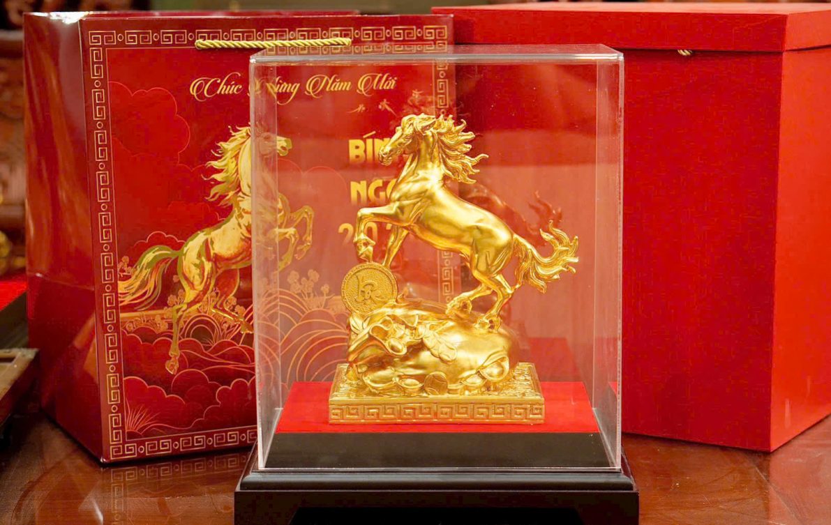 Tượng Ngựa Phong Thuỷ Dát Vàng Năm 2026