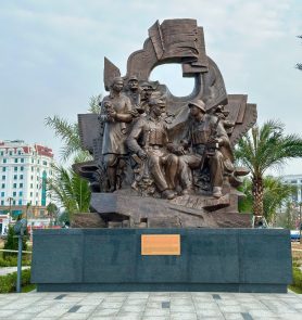 Tượng Đài Tình Hữu Nghị Việt Nam Và Campuchia tại Bảo tàng Lịch sử Quân sự Việt Nam