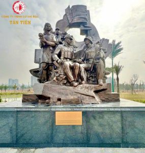 Tượng Đài Tình Hữu Nghị Việt Nam Và Campuchia tại Bảo tàng Lịch sử Quân sự Việt Nam