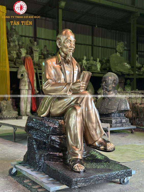 Tượng Bác Hồ Ngồi Vắt Chân Bằng Đồng Cao 187cm Lắp Đặt Tại Trường Học Tỉnh Điện Biên