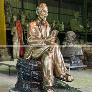 Tượng Bác Hồ Bằng Đồng Ngồi Vắt Chân Cao 187cm