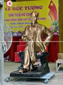 Tượng Bác Hồ Bằng Đồng Ngồi Vắt Chân Cao 187cm